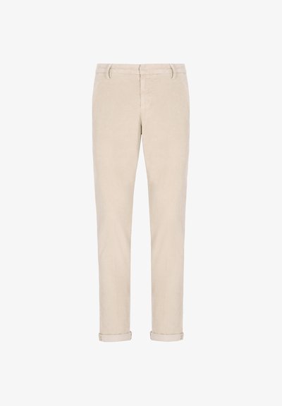 Pantaloni in corduroy beige con design aderente, caratterizzati da una texture liscia, risvolti alle estremità e vita standard con passanti per cintura.