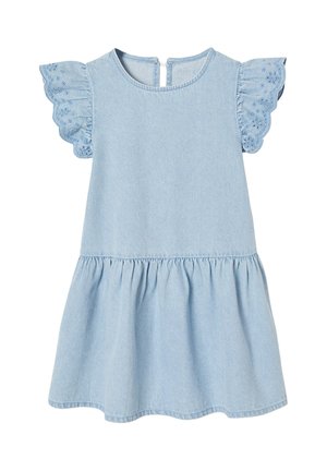Hellblaues Jeanskleid für Kleinkinder mit bestickten, gerüschten Kappenärmeln, rundem Ausschnitt, gerafftem Rock und Knopfverschluss auf der Rückseite.
