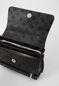 Portafoglio nero in pelle stampata con una superficie decorata, chiusura a scatto e numerosi scomparti interni per carte e contante.