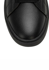 Sneaker nera con tomaia in pelle testurizzata, punta arrotondata e suola in gomma con una finitura liscia e dettagli di cucitura minimi.