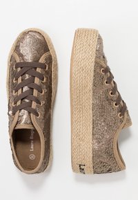 Baskets à plateforme tressée avec une tige en tissu marron pailleté, des lacets marron et une semelle tressée de style espadrille. Des motifs subtils mettent en valeur le design.