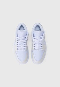 Adidași cu talpa joasă, din piele albastră deschisă, cu accente din plasă, vârf perforat și sireturi plate. Prezintă logo-ul pe limbă și pe lateral.