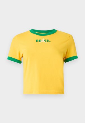 Gul cropped T-skjorte med grønn krage og ermekanter, med grønn "BRASIL"-tekst og hvitt hoppende utøver-logo på brystet.