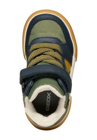 Scarpa sportiva verde e blu con tomaia in tessuto testurizzato, suola in gomma, chiusura con lacci, strap in Velcro e foderato in pile. Logo Geox visibile.