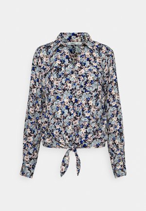 Blusa floral com design de laço na frente, apresentando um fundo azul marinho escuro, padrões florais em azul claro, rosa e branco, e um decote com gola.