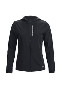 Chaqueta ligera negra con capucha que presenta un cierre frontal completo y el logo de "Under Armour" en blanco. Puños elásticos y textura suave.