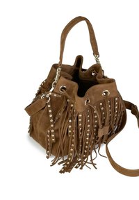 Borsa a mano in suede marrone con dettagli in frange, adornata con borchie argentate. Presenta manici doppi e una tracolla regolabile.