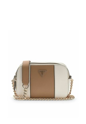 Kleine rechthoekige crossbodytas met beige en witte panelen, gouden kettingriem en een centraal Guess-logo op de voorkant.