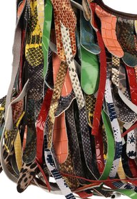 Geantă multicoloră realizată din fâșii de piele texturată cu diverse modele animale, având finisaje irizate și lucioase, cu un design cu franjuri.