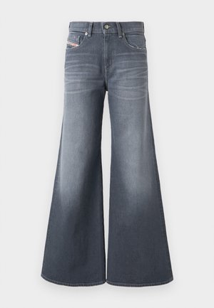 Jean large gris foncé à taille haute, avec bouton à l'avant et poches, présentant un léger effet délavé sur les cuisses et le bas des jambes.