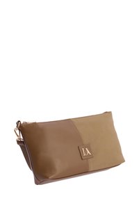 Bolsita de cuero marrón con un diseño bicolor, que presenta una textura suave y un sutil acento de logo. Cierre con cremallera y un accesorio para correa.