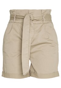 Beige korkeavyötäröiset shortsit, joissa on käänteinen helma ja leveä kangasvyö solmittuna eteen.