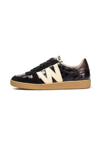 Sneakers nere e beige con motivo coccodrillo, dettagli in suede, punta rotonda e suola in gomma. Include lacci neri e un'etichetta con il marchio.