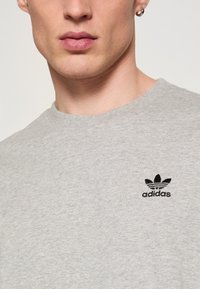 adidas Originals TREFOIL ESSENTIALS - Camiseta estampada - medium grey heather