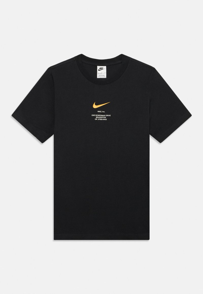 Melna Nike T-kreklu ar mazu dzeltenu Swoosh un baltu tekstu, kas centrēts krūtīs ar Nike Inc. adresi, īsām piedurknēm, apaļu kakla izgriezumu.