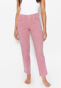 Vaqueros de mezclilla rosa con diseño de pierna recta, estilo de cinco bolsillos, cierre frontal con botones y textura suave.