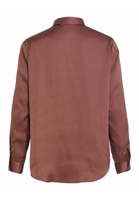 Långärmad skjorta i en mörk mauve sidentyg med klassisk krage och knäppte manschetter, med en slät, glänsande yta.