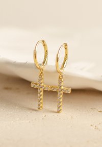 Goldene Creolenohrringe mit Kreuzanhängern, die mit klaren Edelsteinen besetzt sind. Glatte Textur mit glänzender Oberfläche, leichtes Design.