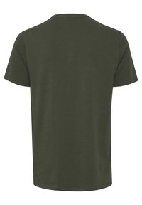 Kortærmet t-shirt i mørkegrøn bomuld, der har rund halsudskæring, lige kant og minimale syninger på ærmerne og halsudskæringen.