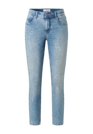 Lichtblauwe denim jeans met subtiele witte bloemen- en striklijnpatronen en kleine zilveren studs, voorste knoop en zakken.