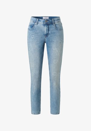 Lichtblauwe denim jeans met subtiele witte bloemen- en striklijnpatronen en kleine zilveren studs, voorste knoop en zakken.