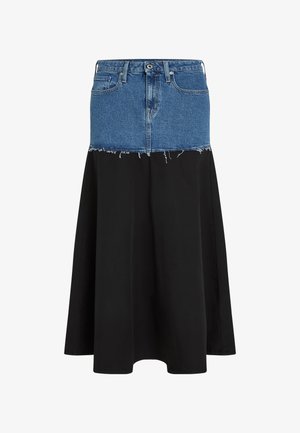 Denim- og bomuldsnederdel med en blå denim øverste halvdel og en sort bomulds nederste halvdel, med en flosset kant og en udsmykket silhuet.
