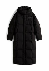 Zwarte pufferjas met een capuchon, voorzien van grote gewatteerde delen, een rits aan de voorkant en een logo op de borst. Lange, oversized pasvorm.