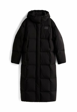 Cappotto puffo nero con cappuccio, caratterizzato da ampie sezioni trapuntate, zip frontale e un dettaglio con logo sul petto. Design lungo e oversize.