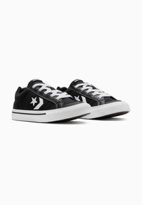 Schwarze Canvas-Sneaker mit weißen Akzenten und Schnürsenkeln. Verfügt über eine Gummisohle und ein Stern- und Chevron-Logo an den Seiten. Niedriges Design.
