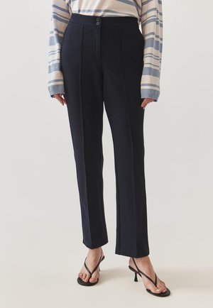 Pantaloni blu navy su misura con una vestibilità dritta, caratterizzati da due pince frontali, due bottoni in vita e una texture del tessuto liscia.