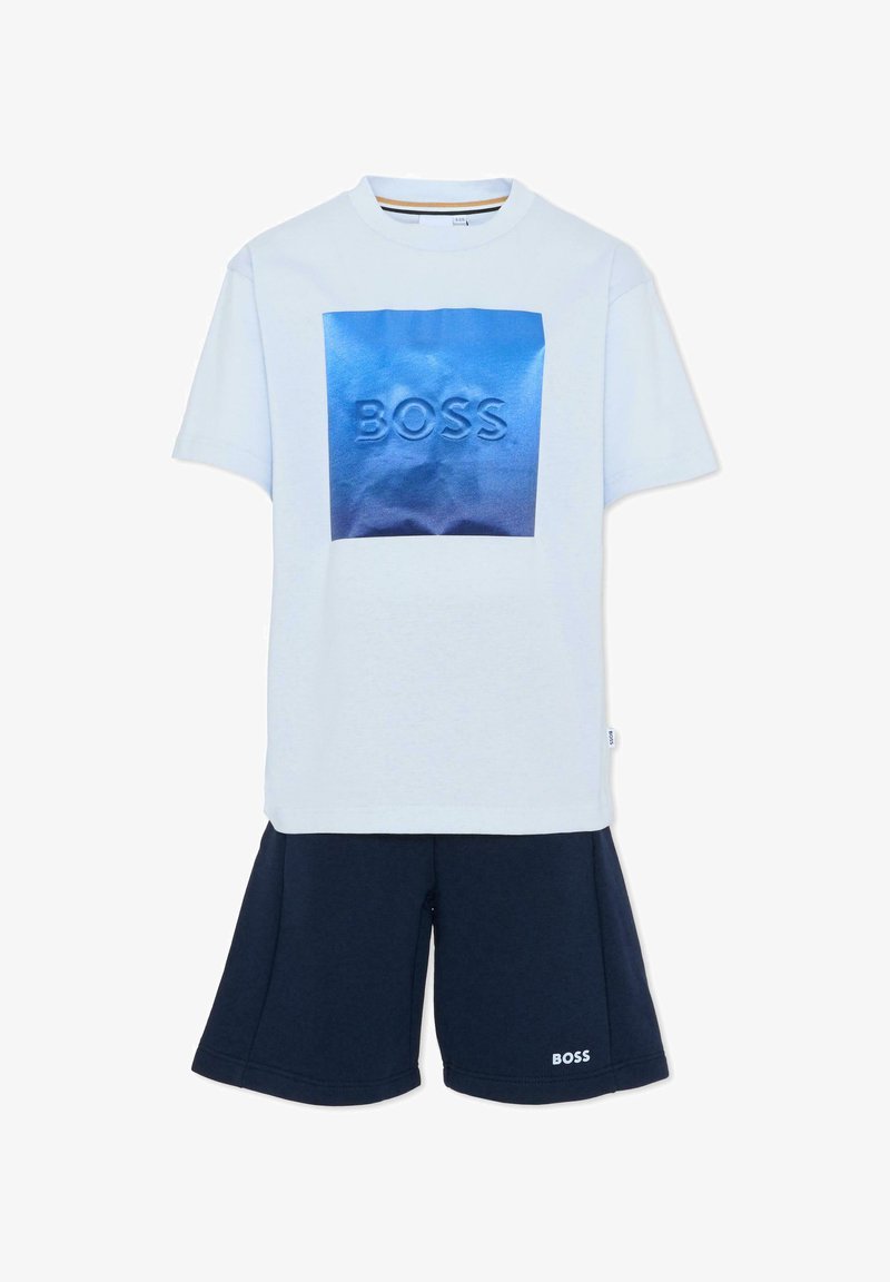 T-shirt blanc à manches courtes avec un graphique carré bleu « BOSS », accompagné d'un short bleu marine affichant le logo « BOSS » en blanc sur l'ourlet.
