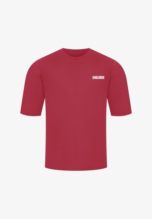 T-shirt in cotone rosso con maniche corte, colletto rotondo, con testo bianco "SMILODOX" sul davanti. Texture liscia, design semplice.