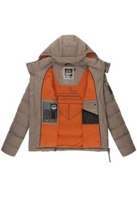 Béžová nadýchaná bunda s kapucňou, s oranžovou fleece podšívkou. Obsahuje viaceré vnútorné vrecká a kontrastné čierne detaily.