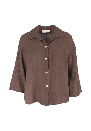 Braunes, strukturiertes Hemd mit Knöpfen, dreiviertellangen Ärmeln, einer Brusttasche vorne und einem Kentkragen auf weißem Hintergrund.