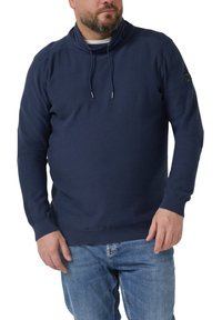 Marineblauer Strickpullover mit hohem Kragen, Kordelzug, gerippten Bündchen und Saum. Mit strukturiertem Muster auf den Schultern und einem Logo-Patch am Ärmel.