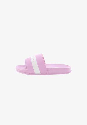 Lyserød slidesandal med en tekstureret sål, der har en bred rem og hvide vandrette striber. Fremstillet af syntetisk materiale.