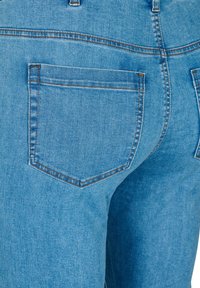 Zizzi AMY MIT HOHER TAILLE - Traperice uskog kroja - light blue