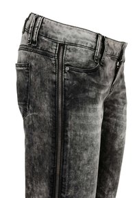 Jeans de denim negro con un aspecto desgastado, que cuentan con un cierre lateral, bolsillos estándar y una textura suave. Se pueden ver detalles de costura elegantes.