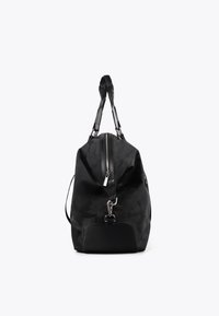 Svart duffelväska med dragkedja upptill och stadiga handtag, med ett subtilt mönster och en elegant design mot en ljus bakgrund.