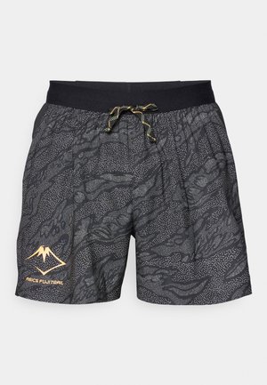 Schwarze Shorts mit einem strukturierten Muster aus grauen Wellen und gepunkteten Akzenten. Mit einem schwarzen elastischen Bund und einer gelben Kordel sowie einem Logo.
