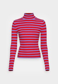 Långärmad ribbad polotröja med horisontella röda och lila ränder, figurnära passform, visas mot vit bakgrund.