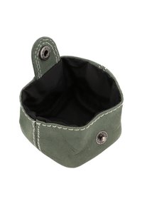 Zelená kožená skladovací taška s černou textilní podšívkou, bílým prošitím, zapínáním na patent a se zúženým tvarem.