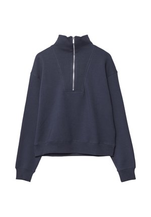 Felpa cropped blu navy con colletto alto e mezza zip sul davanti. Il materiale sembra morbido con una texture liscia.