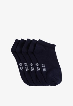 Set di cinque paia di calzini alla caviglia blu navy realizzati in un morbido misto cotone, con un logo bianco "BY WE" sul lato.