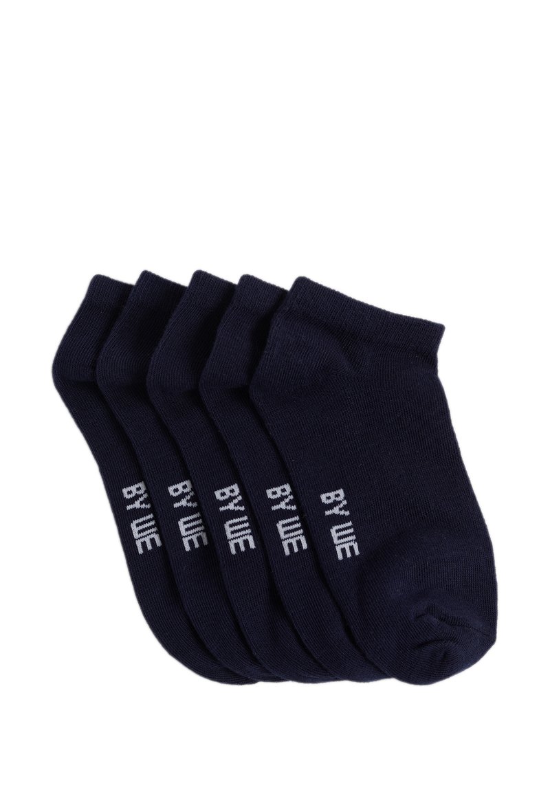 Piecu pāru tumši zilu potīšu zeķu komplekts, kas izgatavots no maiga kokvilnas maisījuma, ar baltu "BY WE" logotipu sānos.