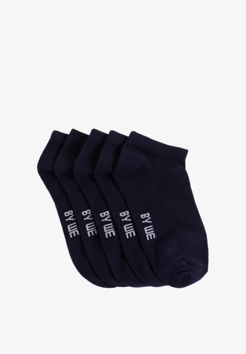 Piecu pāru tumši zilu potīšu zeķu komplekts, kas izgatavots no maiga kokvilnas maisījuma, ar baltu "BY WE" logotipu sānos.