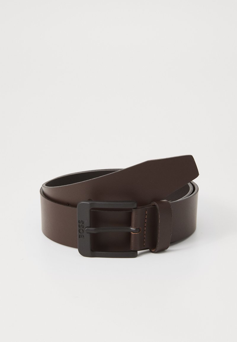 Ceinture en cuir brun avec une boucle rectangulaire en métal noir, présentant des détails de couture le long des bords et une texture lisse.