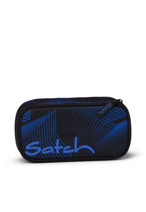 Schwarzes rechteckiges Federmäppchen mit blauen geometrischen Linien und dem Wort "Satch" in Blau auf der Vorderseite, Reißverschluss mit passendem Zugband.