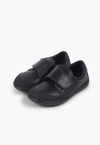 Chaussures bleu marine en cuir avec une semelle en caoutchouc, dotées d'une sangle Velcro et d'accents texturés pour une meilleure adhérence. Design à bout arrondi.