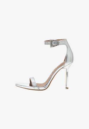 Zilveren hoge hak sandaal met een glanzende afwerking, enkelriempje met een strass gesp en een minimalistisch ontwerp met een slank silhouet.